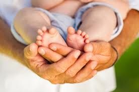 imagesCAIS5TV1baby feet in hands