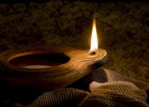 clay-oil-lamp-burning_1154631_inl